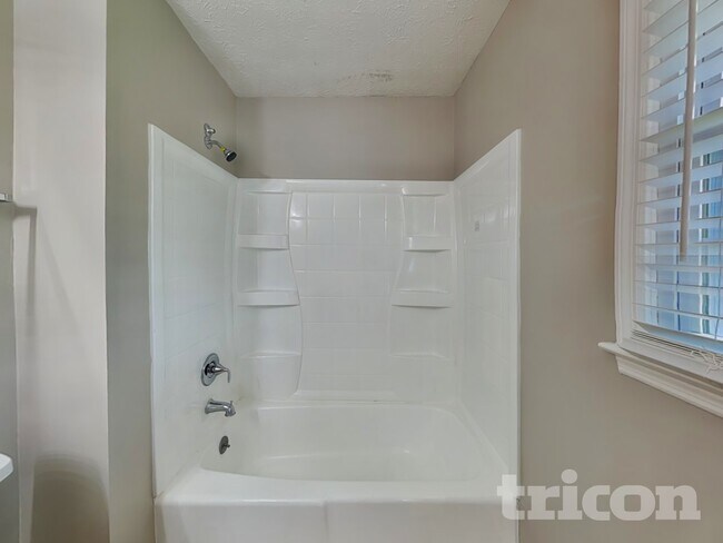 Building Photo - 425 Monivea Ln