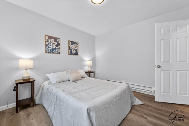 Building Photo - $850 - Spacious 1 bedroom Apartments
