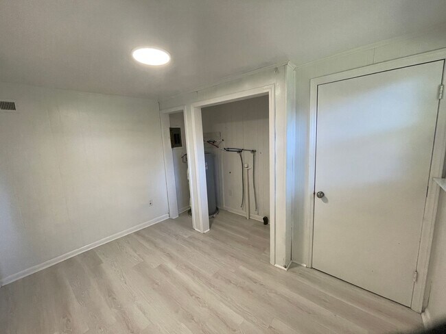 Building Photo - 3 bedroom 1 bathroom house available