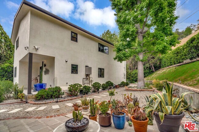 Building Photo - 3906 Alta Mesa Dr