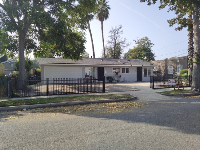 Building Photo - 823 Worcester Ave