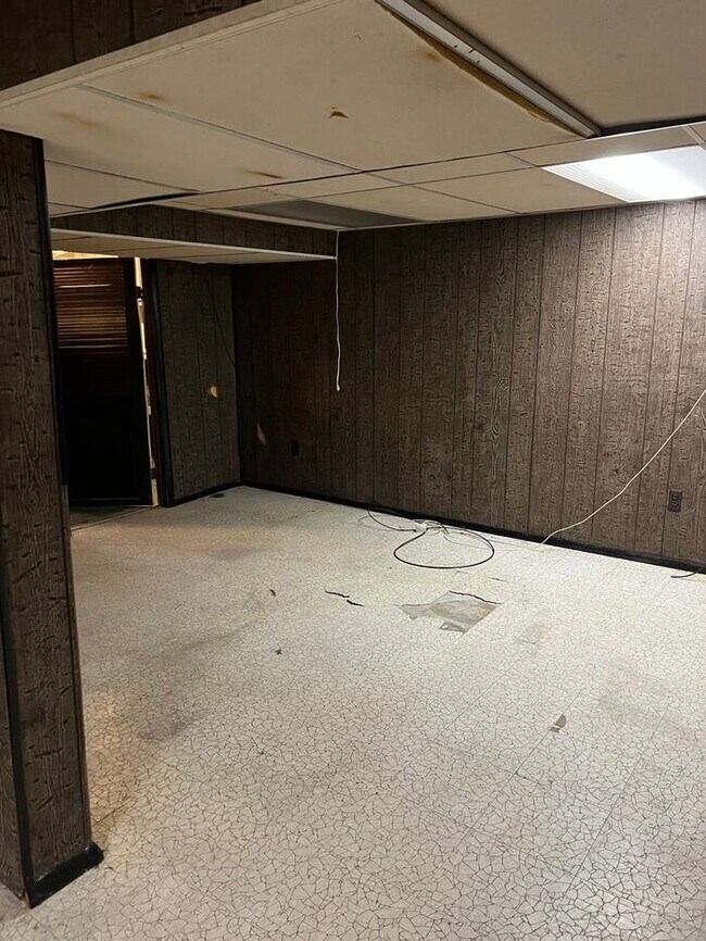 Building Photo - Section 8 Accepted - Beautiful Brick House - Full Finished Basement