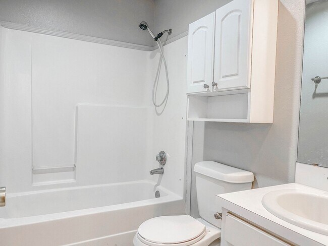Building Photo - Beautiful Home Available 08/10!