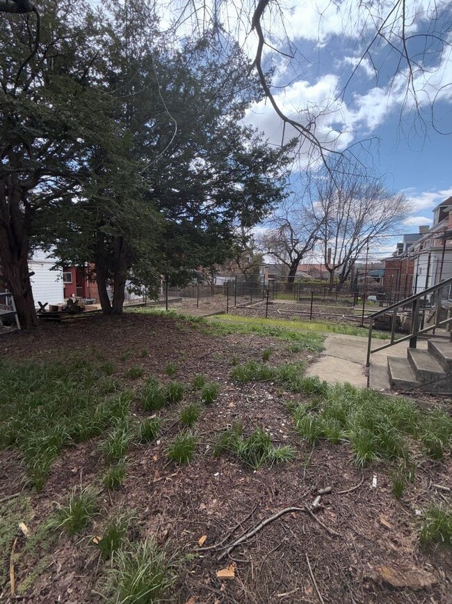 Building Photo - 826 Collins St