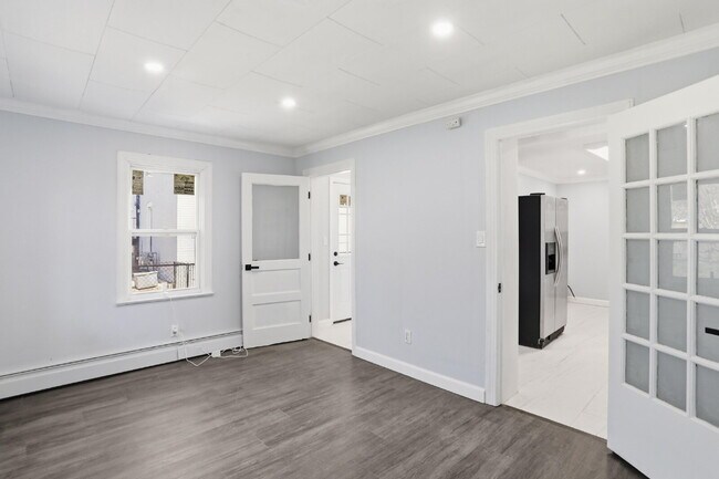 Building Photo - Beautiful Duplex with Charm