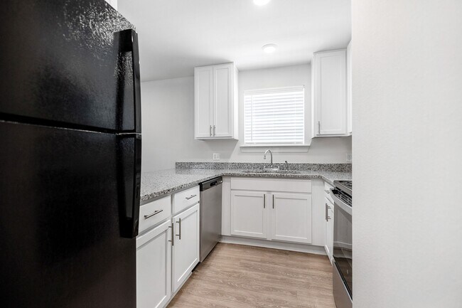 Building Photo - Art Walk