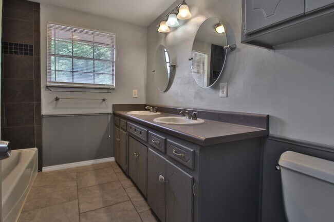 Building Photo - Large 3 bed/2 bath with BONUS ROOM in Yukon!