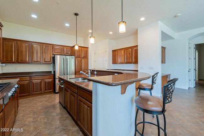 Building Photo - 734 W Juniper Ln