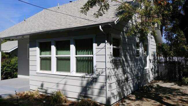 Building Photo - PRICE REDUCTION! 1320 1/2 E. Colton Ave. Cozy 1 bedroom, 1 bathroom Redlands Cottage!