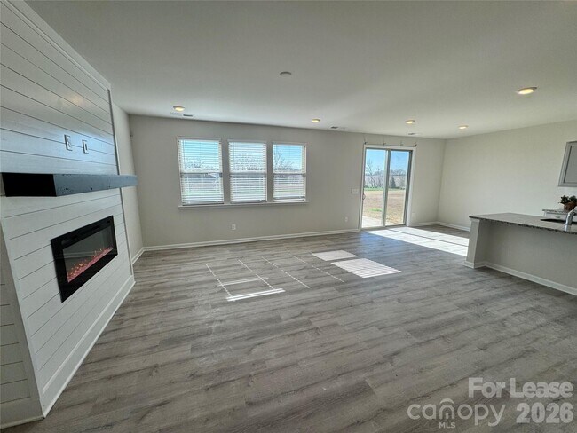 Building Photo - 1011 Maylen Trce