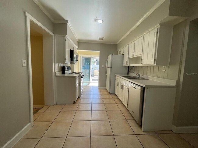 Building Photo - 3016 W Meadow St