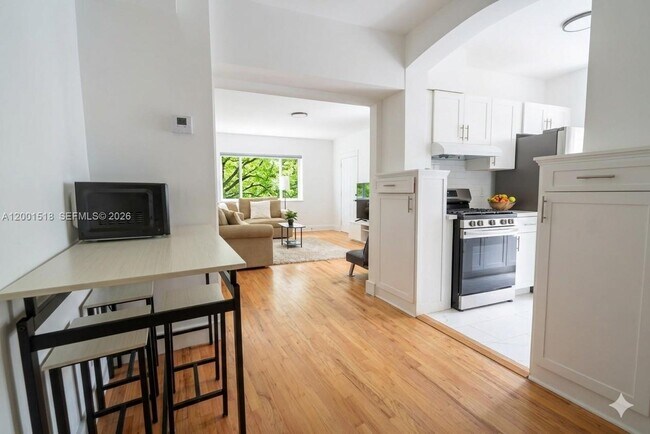 Building Photo - 817 W 39th St