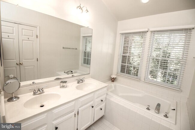 Building Photo - 1392 Park Garden Ln