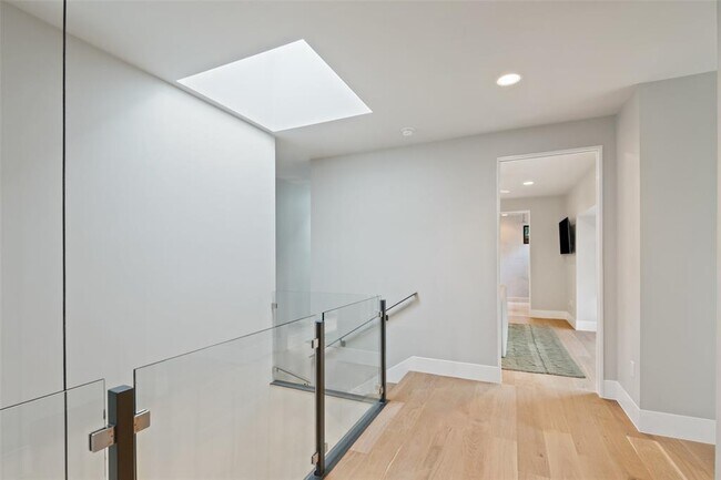 Building Photo - 1327 Bonham Terrace