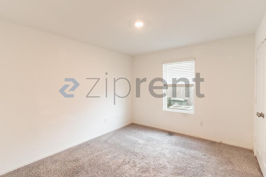 Building Photo - 206 Silver Glen Dr