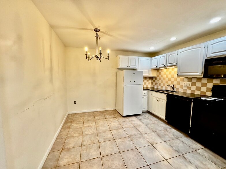 Kitchen/dining room - 145 Essex Ave