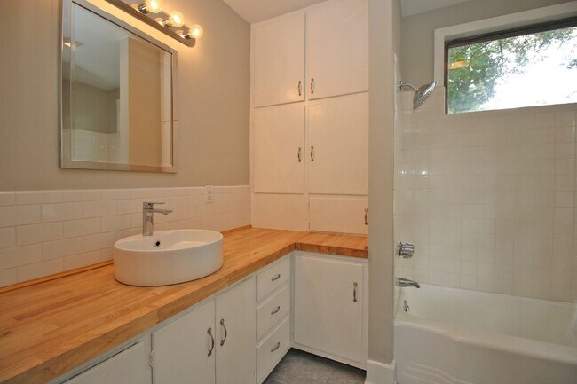 Building Photo - Spacious Student Home in Melrose Heights –...
