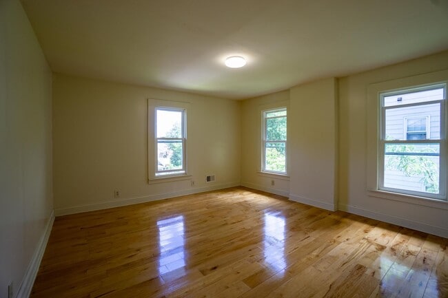 Building Photo - Available 8/1/26 - Single Family Home With...