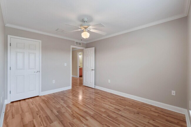 Building Photo - 747 Majestic Dr