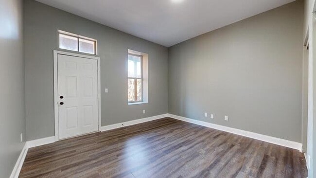 Building Photo - Renovated 4Bd 2.5 Bth Town Home Near Soula...