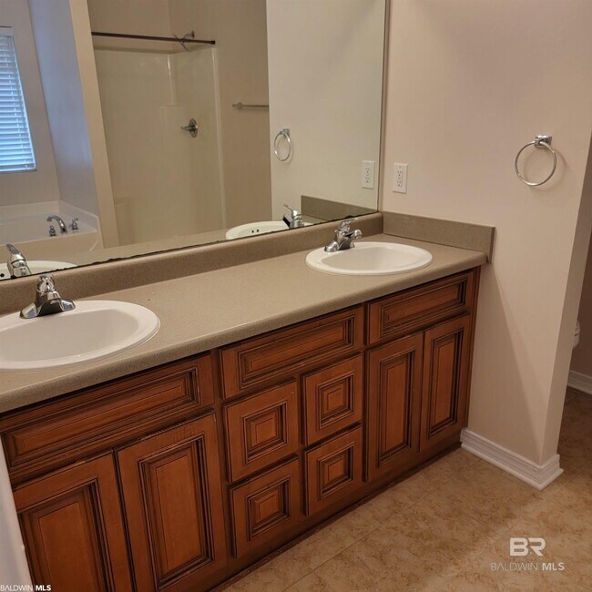 Building Photo - 1701 Woodbridge Cir E