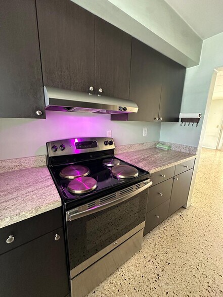 Building Photo - 1135 W 35th Pl