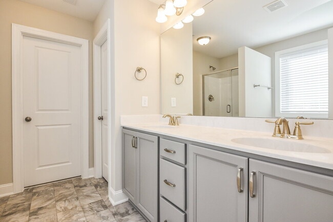 Building Photo - 57 Ravencliff Ridge