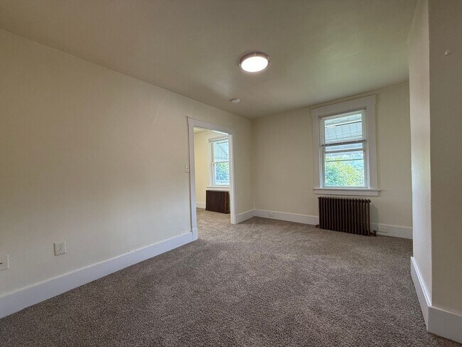 Building Photo - Updated 3 BR 2 Full Bath house w/ Yard!