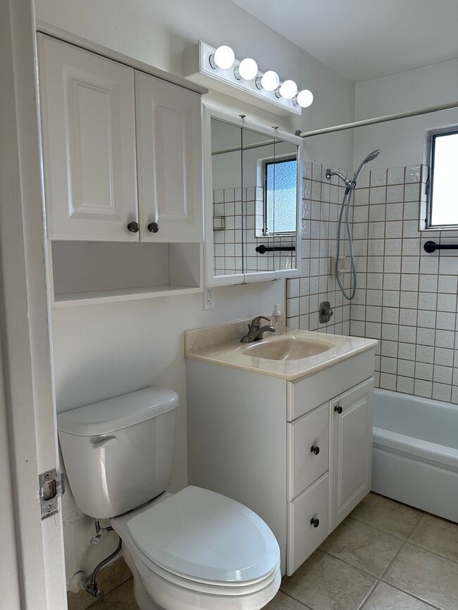 Building Photo - New listing! Beautifully maintained home in convenient location