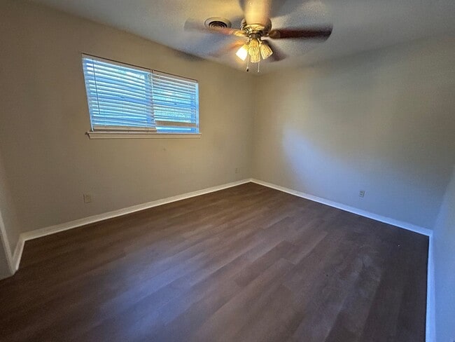 Building Photo - Beautiful 4 Bedroom Southern Hills Home