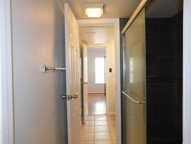 Building Photo - 11710 Southlake Dr