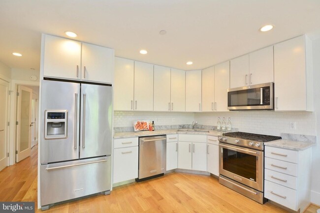 Primary Photo - 1 Bedroom 1.5 Bathroom Luxury Condo // Hil...