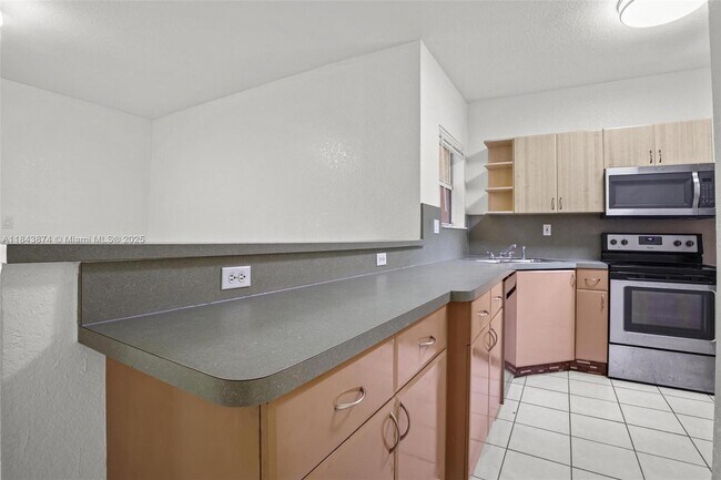Building Photo - 980 SW 6th Pl