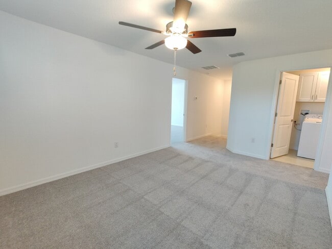 Building Photo - Spacious End-Unit Townhouse in FishHawk Ranch | Top-Rated Schools