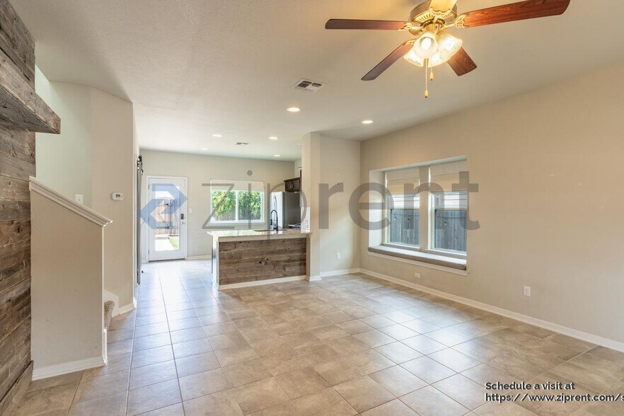 Building Photo - 215 Friendship Oak Dr