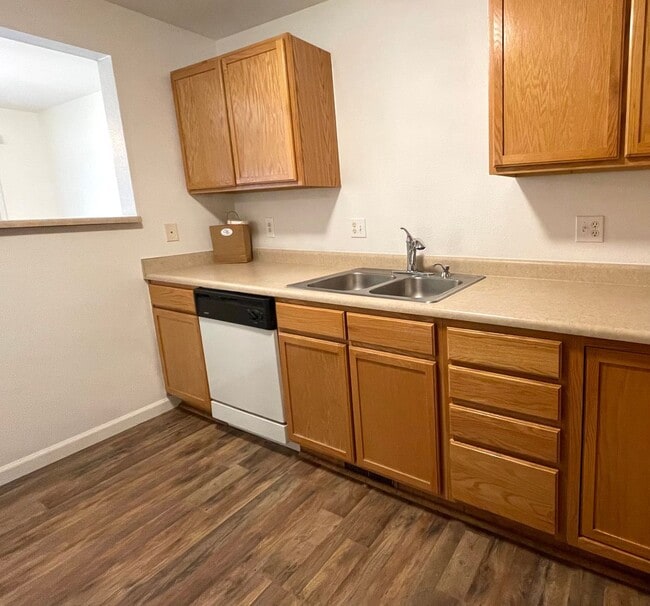 Building Photo - Townhome -2 bed 2.5 bath + bonus area