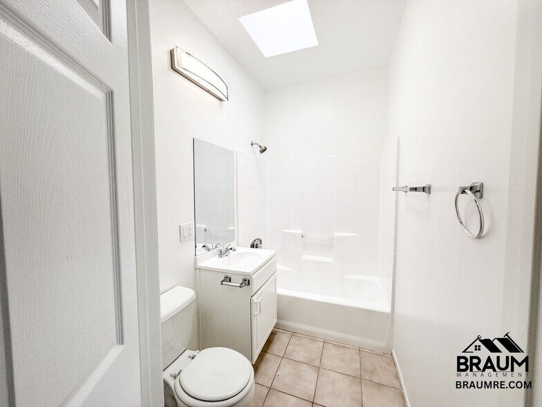 Building Photo - 11035 Moorpark St