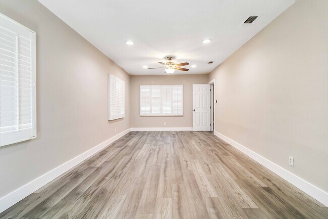 Building Photo - 4020 Miramar Way S