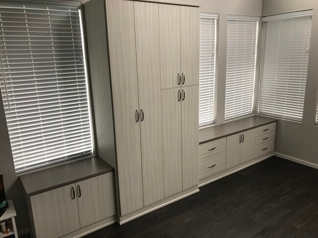 Building Photo - 820 25th Ave S