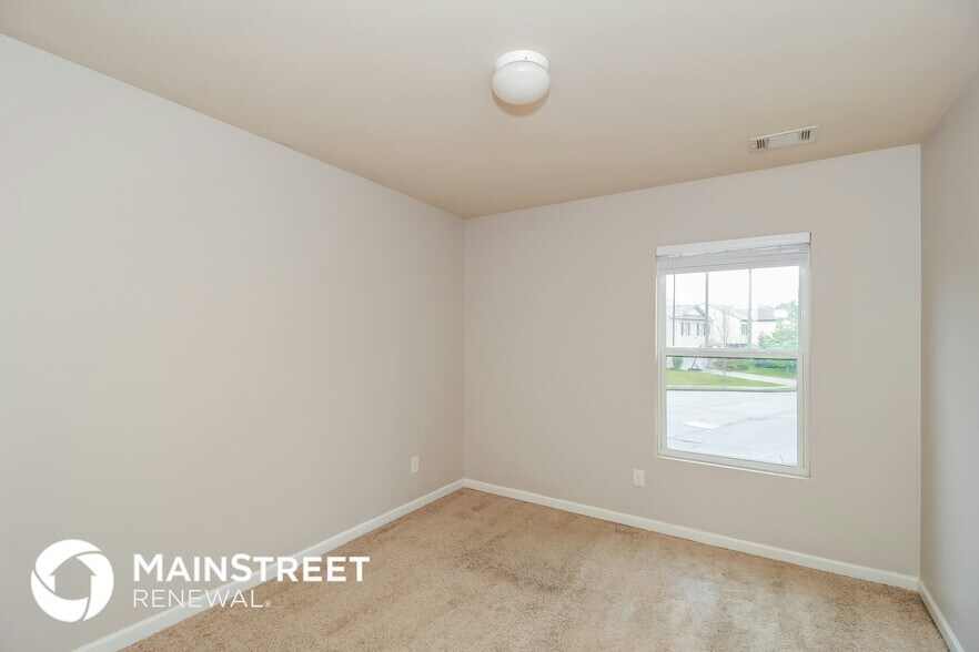 Building Photo - 2944 S Hills