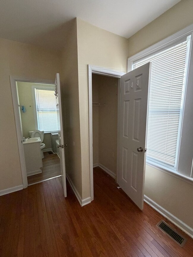 Building Photo - 3 / 4 Bedroom Home