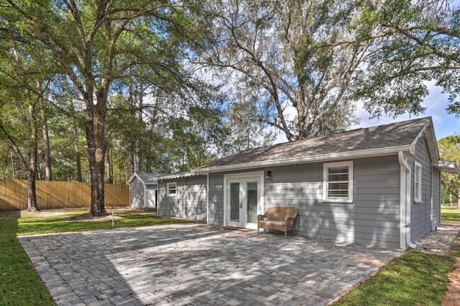 Building Photo - 224 E Kelly Park Rd