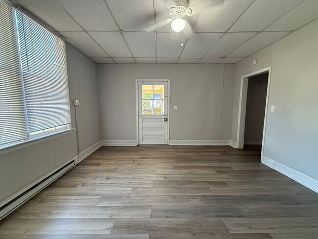 Building Photo - Renovated 4 Bedroom Duplex Unit in South Nashville - Pet Friendly!
