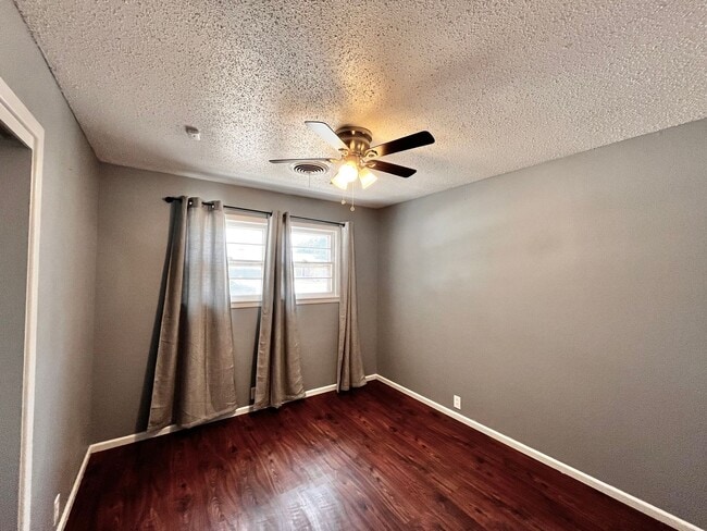 Building Photo - Amazing 4/2.5 in Prime Location! Minutes from Texas Tech and Hospitals!