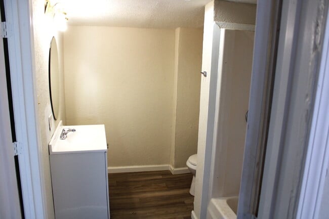Building Photo - nicely remodeled 2/2 spacious home