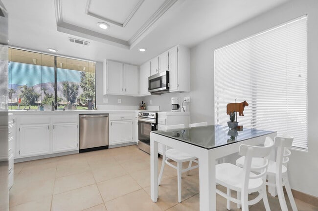 Building Photo - 175 Gran Via