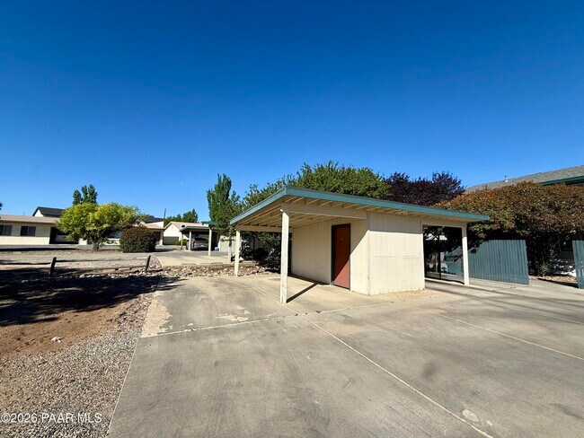 Building Photo - 3160 N Navajo Dr