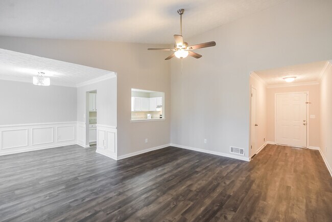 Building Photo - Fantastic 3bd/2ba home! Coming soon!