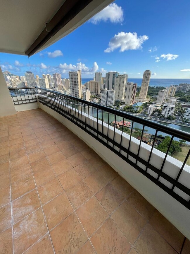 Building Photo - SPACIOUS 1 Bed 1.5 Bath 1 Parking w/ Amazi...