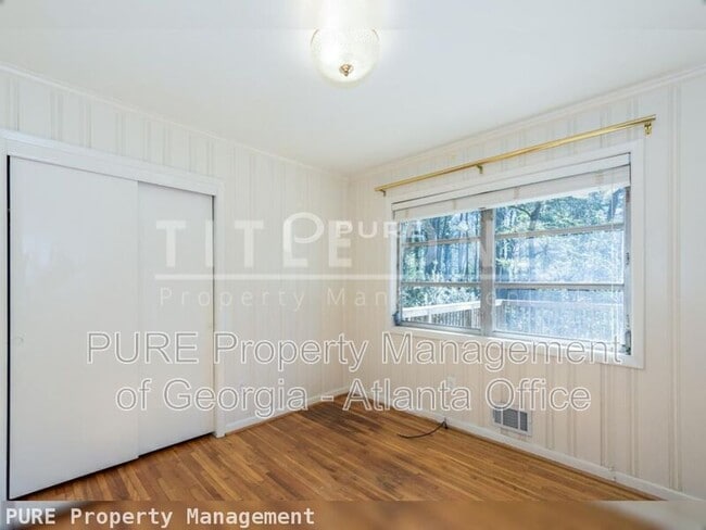 Building Photo - 2435 Woodacres Rd NE
